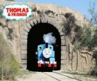 Το φιλικό ατμομηχανή Thomas ατμού που βγαίνει από το τούνελ